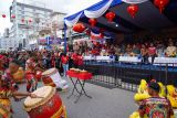 Menteri BUMN Erick Thohir didampingi Gubernur Kalimantan Barat Sutarmidji dan Wali Kota Pontianak Edi Rusdi Kamtono menyaksikan Karnaval Naga dan Barongsai Cap Go Meh 2574 di Pontianak, Kalimantan Barat, Minggu (5/2/2023). Sebanyak 26 replika naga tampil menyemarakkan karnaval tersebut. ANTARA KALBAR/HO/Prokopim Pemkot Pontianak/Firman Hernadi/jhw