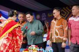 Menteri BUMN Erick Thohir didampingi Gubernur Kalimantan Barat Sutarmidji dan Wali Kota Pontianak Edi Rusdi Kamtono menyaksikan Karnaval Naga dan Barongsai Cap Go Meh 2574 di Pontianak, Kalimantan Barat, Minggu (5/2/2023). Sebanyak 26 replika naga tampil menyemarakkan karnaval tersebut. ANTARA KALBAR/HO/Prokopim Pemkot Pontianak/Firman Hernadi/jhw