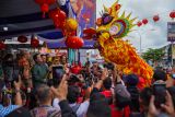 Menteri BUMN Erick Thohir didampingi Gubernur Kalimantan Barat Sutarmidji dan Wali Kota Pontianak Edi Rusdi Kamtono menyaksikan Karnaval Naga dan Barongsai Cap Go Meh 2574 di Pontianak, Kalimantan Barat, Minggu (5/2/2023). Sebanyak 26 replika naga tampil menyemarakkan karnaval tersebut. ANTARA KALBAR/HO/Prokopim Pemkot Pontianak/Firman Hernadi/jhw