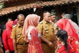 Bupati Lampung Selatan  bantu warga yang rumahnya roboh