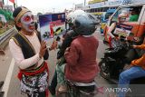 Seniman membawa poster imbauan tertib berlalu-lintas saat kegiatan Operasi Keselamatan Lodaya di Palimanan, Kabupaten Cirebon, Jawa Barat, Selasa (7/2/2023). Polresta Cirebon menggandeng sejumlah seniman daerah untuk mensosialisasikan keselamatan berkendara untuk mengajak masyarakat menjaga keselamatan saat berkendara. ANTARA FOTO/Dedhez Anggara/agr