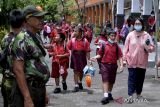 Petugas Linmas turut menjaga sekolah saat jam pulang sekolah di SD 3 Legian, Badung, Bali, Selasa (7/2/2023). Pengawasan dan sosialisasi itu dilakukan untuk meningkatkan keamanan dan kenyamanan kepada siswa dan wali murid di tengah beredarnya berita-berita hoaks tentang penculikan anak. ANTARA FOTO/Fikri Yusuf/wsj.