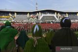 Sejumlah nahdliyin menyaksikan Banser NU menampilkan yel-yel pada Puncak Resepsi Harlah 1 Abad NU di Stadion Gelora Delta Sidoarjo, Jawa Timur, Selasa (7/2/2023). Kegiatan yang mengangkat tema Mendigdayakan Nahdlatul Ulama Menjemput Abad Kedua Menuju Kebangkitan Baru tersebut dihadiri sekitar ribuan nahdliyin dan berharap NU menjadi ormas Islam Indonesia yang bangkit dan digdaya. ANTARA FOTO/Zabur Karuru/wsj.