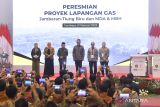 Wakil Presiden Ma'ruf Amin (ketiga kiri) didampingi Menteri ESDM Arifin Tasrif (ketiga kanan), Gubernur Jatim Khofifah Indar Parawansa (kedua kiri), Kepala SKK Migas Dwi Soetjipto (kedua kanan) dan Dirut Pertamina Nicke Widyawati (kiri) serta GM HCML Kang An (kanan) berfoto bersama pada peresmian Proyek Strategis Nasional (PSN) Jambaran-Tiung Biru (JTB) dan Proyek Lapangan gas MDA dan MDH di Surabaya, Jawa Timur, Rabu (8/2/2023). Proyek Pengembangan Lapangan Unitisasi Gas JTB merupakan salah satu Proyek Strategis Nasional (PSN) sektor energi di bawah PT Pertamina Persero dan diproyeksikan menjadi salah satu calon penghasil gas terbesar di Indonesia dengan produksi sales gasnya yang mencapai 192 Million Standard Cubic Feet per Day (MMSCFD). ANTARA Jatim/Zabur Karuru
