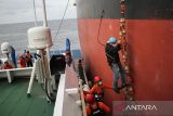 Tim SAR gabungan mengevakuasi warga negara Philipina, Robert A Cagatin dari kapal kargo MV Shin Onoe berbendera Jepang ke Kapal Nasional SAR Kresna 232 di perairan Selat Benggala, Kabupaten Aceh Besar, Aceh, Rabu (8/2/2023). Kru kapal Kargo MV Shin Onoe, Robert A Cagatin  yang berlayar dari Singapura menuju Port Kamsar, Guinea itu di evakuasi ke daratan Banda Aceh untuk mendapat perawatan intensif di rumah sakit setempat karena mengalami Hematochezia atau pendarahan pada saluran cerna bagian bawah. ANTARA FOTO/Ampelsa.