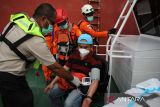 Petugas Karantina Pelabuhan memeriksa kesehatan warga negara Philipina, Robert A Cagatin (tengah) saat dievakuasi dari kapal kargo MV Shin Onoe berbendera Jepang ke Kapal Nasional SAR Kresna 232 di perairan Selat Benggala, Kabupaten Aceh Besar, Aceh, Rabu (8/2/2023). Kru kapal Kargo MV Shin Onoe, Robert A Cagatin  yang berlayar dari Singapura menuju Port Kamsar, Guinea itu di evakuasi ke daratan Banda Aceh untuk mendapat perawatan intensif di rumah sakit setempat karena mengalami Hematochezia atau pendarahan pada saluran cerna bagian bawah. Antara Aceh/Ampelsa.