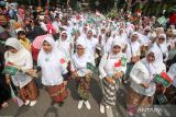 Ibu ibu Fatayat NU memakai sarung batik saat mengikuti Karnaval Nusantara 1 Abad Nahdlatul Ulama (NU) di Kawasan Alun Alun Sidoarjo, Jawa Timur, Selasa (7/2/2023). Kegiatan tersebut merupakan rangkaian dari Resepsi Puncak Satu Abad NU yang menampilkan beragam budaya nusantara baik yang bersifat tradisi maupun agamis. ANTARA Jatim/Umarul Faruq/zk