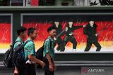  Siswa melintas didepan mural pemberontakan tentara Pembela Tanah Air (PETA) di depan SMPN 7 Kota Blitar, Jawa Timur, Rabu (8/2/2023). Mural tersebut dibuat untuk mengkampanyekan kembali semangat perjuangan jelang peringatan ke-78 tahun peristiwa pemberontakan tentara PETA yang dipimpin oleh Soedanco Soeprijadi pada 14 Februari 1945, atau enam bulan sebelum proklamasi kemerdekaan RI. ANTARA Jatim/Irfan Anshori/zk