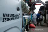 Petugas mengangkut sampah warga yang telah dipilah di kawasan Tamansari, Bandung, Jawa Barat, Rabu (8/2/2023). Pemerintah Kota Bandung menerapkan program menabung sampah nonorganik yang telah dipilah dengan sistem pengangkutan secara keliling tiap dua pekan sekali untuk dapat ditukar dengan emas bagi para nasabah di Bank Sampah. ANTARA FOTO/Novrian Arbi/agr