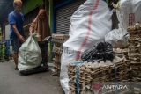 Petugas menimbang sampah warga yang telah dipilah di kawasan Tamansari, Bandung, Jawa Barat, Rabu (8/2/2023). Pemerintah Kota Bandung menerapkan program menabung sampah nonorganik yang telah dipilah dengan sistem pengangkutan secara keliling tiap dua pekan sekali untuk dapat ditukar dengan emas bagi para nasabah di Bank Sampah. ANTARA FOTO/Novrian Arbi/agr