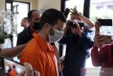 Polisi menggiring buronan Interpol Italia Antonio Strangio saat menjalani proses sidik di Mapolda Bali, Denpasar, Bali, Rabu (8/2/2023). Warga negara Australia yang ditangkap di Bandara Internasional I Gusti Ngurah Rai, Bali pada Kamis (2/2) tersebut merupakan buronan Interpol Italia sejak tahun 2016 dalam kasus narkotika yakni jual beli ganja sebesar 160 kg di Roma, Italia dan saat ini menjalani penahanan sementara di Polda Bali. ANTARA FOTO/Nyoman Hendra Wibowo/wsj.
