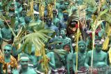 Warga dengan riasan berwarna-warni berjalan keliling kampung saat ritual Ngerebeg di Desa Tegallalang, Gianyar, Bali, Rabu (8/2/2023). Tradisi itu dilakukan warga setempat dengan berkeliling kampung dan mengenakan riasan tubuh menyerupai mahluk menyeramkan untuk menciptakan keharmonisan sekaligus sebagai penolak bala. ANTARA FOTO/Fikri Yusuf/wsj.