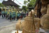 Warga dengan riasan berwarna-warni berjalan keliling kampung saat ritual Ngerebeg di Desa Tegallalang, Gianyar, Bali, Rabu (8/2/2023). Tradisi itu dilakukan warga setempat dengan berkeliling kampung dan mengenakan riasan tubuh menyerupai mahluk menyeramkan untuk menciptakan keharmonisan sekaligus sebagai penolak bala. ANTARA FOTO/Fikri Yusuf/wsj.