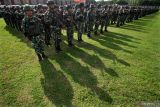 Prajurit Raider TNI AD mengikuti apel kesiapan pengamanan kunjungan Presiden Joko Widodo di lapangan stadion Arun, Lhokseumawe, Aceh, Kamis (9/2/2023). Antara Aceh/Rahmad.
