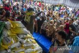 Petugas mengatur antrean warga yang hendak membeli beras murah seharga Rp45.000 per kemasan 5 kilogram saat pasar murah di Banjarmasin, Kalimantan Selatan, Kamis (9/2/2023). Pemerintah Kota Banjarmasin menggelar Bazar Pasar Murah sebagai upaya mengendalikan inflasi di daerah serta membantu warga untuk mendapatkan kebutuhan pokok dengan harga murah. ANTARA/Bayu Pratama S.