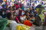 Petugas melayani warga yang hendak membeli beras murah seharga Rp45.000 per kemasan 5 kilogram saat pasar murah di Banjarmasin, Kalimantan Selatan, Kamis (9/2/2023). Pemerintah Kota Banjarmasin menggelar Bazar Pasar Murah sebagai upaya mengendalikan inflasi di daerah serta membantu warga untuk mendapatkan kebutuhan pokok dengan harga murah. ANTARA/Bayu Pratama S.