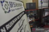 Pegawai melayani pasien peserta BPJS Kesehatan di RSUD Kabupaten Ciamis, Jawa Barat, Kamis (9/2/2023). Kementerian Kesehatan akan menghapus sistem kelas 1, 2, dan 3 bagi peserta BPJS Kesehatan dan menerapkan Kelas Rawat Inap Standar (KRIS) dalam layanan kesehatan khususnya rawat inap pasien. ANTARA FOTO/Adeng Bustomi/agr