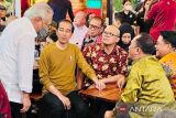 Para pemred media nasional dan lokal makan durian bersama Presiden Jokowi