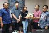 Kepala Biro LKBN ANTARA Jatim Rachmat Hidayat (dua kanan) menerima kunjungan Cluster Marcomm Manager Grand Dafam Signature Litania Utami (tiga kiri) di Kantor ANTARA Jatim, Surabaya, Jawa Timur, Kamis (9/2/2023). Kunjungan tersebut dalam rangka memberikan ucapan Selamat Hari Pers Nasional 2023 yang diperingati setiap 9 Februari. ANTARA Jatim/Muchammad Rochman/Zk