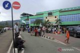 Sejumlah pasien dan kerabatnya berada di luar gedung RSUD Dok 2 Jayapura setelah terjadinya gempa bumi di Jayapura, Papua, Kamis (9/2/2023). Badan Nasional Penanggulangan Bencana (BNPB) melaporkan empat warga meninggal dunia dan sejumlah bangunan mengalami kerusakan akibat gempa bumi berkekuatan 5,4 Magnitudo tersebut. ANTARA FOTO/Gusti Tanati/wsj.