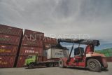 Operator alat berat memindahkan kontainer ke atas truk trailer di Pelabuhan Pulau Baai Bengkulu, Bengkulu, Rabu (8/2/2023). Badan Pusat Statistik (BPS) mencatat pertumbuhan ekonomi Provinsi Bengkulu pada kuartal IV tahun 2022 sebesar 4,31 persen. ANTARA FOTO/Muhammad Izfaldi/Lmo/tom.