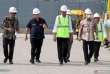 Presiden Joko Widodo (tengah) didampingi Menteri Badan Usaha Milik Negara (BUMN) Erick Thohir (dua kiri) dan sejumlah Dirut BUMN menekan sirine peresmian di Dermaga 3 PT Pupuk Iskandar Muda (PIM) Krueng Geukuh, Kecamatan Dewantara, Aceh Utara, Jumat (10/2/2023). Presiden Jokowi meresmikan pengoperasian Pabrik Pupuk Nitrogen, Fosfat, dan Kalium (NPK) PT PIM yang berkapasitas produksi 500.000 ton per tahun. ANTARA /Rahmad. 