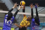 Pebola voli putri Bandung BJB Tandamata Madeline Jazmin Guillen Paredes (tengah) melakukan smes yang mencoba ditahan pebola voli Jakarta Pertamina Fastron Agustin Wulandari (kiri) dan Arneta Putri Amelian (kanan) dalam pertandingan PLN Mobile Proliga 2023 Putaran Kedua Pekan Kedua di GOR Ken Arok, Malang, Jawa Timur, Jumat (10/2/2023). Jakarta Pertamina Fastron mengalahkan Bandung BJB Tandamata dengan skor 3-1 (25-20, 25-23, 29-31, 25-23). ANTARA Jatim/Ari Bowo Sucipto/zk