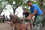 Prajurit Kodam Iskandar Muda bersama personil Polri dan Masyarakat  Peduli Sejarah Aceh (Mapesa) melakukan penataan dan perawatan situs sejarah makam peninggalan Kerajaan Aceh abad-18 di Desa Alue Deah Tengoh, Banda Aceh, Aceh, Jumat (10/2/2023). Kegiatan bhakti sosial itu bertujuan untuk menyelamatkan dan mendokumentasikan  sejumlah  situs sejarah makam kuno yang rusak  terdampak  bencana tsunami 26 Desember 2004 lalu. ANTARA FOTO/Ampelsa.