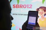 Warga melakukan transaksi investasi menggunakan aplikasi mobile banking di Tangerang Selatan, Banten, Kamis (9/2/2023). Direktorat Surat Utang Negara DJPPR Kementerian Keuangan mencatat penjualan Saving Bond Ritel (SBR) Seri SBR012 yang penawarannya ditutup pada Kamis (9/2) kemarin mencapai Rp22 triliun sehingga mencetak rekor tertinggi penjualan Surat Berharga Negara (SBN) ritel non-tradable. ANTARA FOTO/Hafidz Mubarak A/wsj.