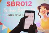 Warga melakukan transaksi investasi menggunakan aplikasi mobile banking di Tangerang Selatan, Banten, Kamis (9/2/2023). Direktorat Surat Utang Negara DJPPR Kementerian Keuangan mencatat penjualan Saving Bond Ritel (SBR) Seri SBR012 yang penawarannya ditutup pada Kamis (9/2) kemarin mencapai Rp22 triliun sehingga mencetak rekor tertinggi penjualan Surat Berharga Negara (SBN) ritel non-tradable. ANTARA FOTO/Hafidz Mubarak A/wsj.