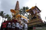 Sejumlah keluarga mendiang menjalani prosesi upacara Ngaben putra bungsu dari pahlawan nasional I Gusti Ngurah Rai di Desa Carangsari, Badung, Bali, Jumat (10/2/2023). Upacara Ngaben terhadap jenazah I Gusti Ngurah Alit Yudha yang merupakan putra bungsu dari pahlawan nasional I Gusti Ngurah Rai tersebut diiringi oleh ribuan warga. ANTARA FOTO/Nyoman Hendra Wibowo/wsj.