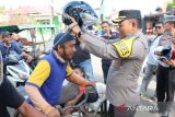Polres Pasaman Barat bagikan helm gratis kepada masyarakat Air Bangis