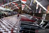 Pengunjung mengamati koleksi mobil antik di Kebon Vintage Cars Bali, Denpasar, Bali, Jumat (10/2/2023). Museum mobil antik tersebut memajang ratusan koleksi mobil klasik yang menjadi salah satu tujuan wisata alternatif di Bali yang dikunjungi oleh wisatawan serta pecinta otomotif dari berbagai negara. ANTARA FOTO/Fikri Yusuf/wsj.