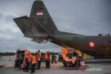 Petugas memasukkan logistik bantuan untuk korban gempa bumi Turki ke dalam pesawat Hercules C-130 TNI AU di Lanud Halim Perdanakusuma, Jakarta, Sabtu (11/2/2023). TNI Angkatan Udara menyiapkan dua pesawat yaitu jenis Boeng 737 dan pesawat Hercules C-130 yang akan mengangkut logistik dan personel untuk membantu proses operasi SAR korban gempa di Turki. ANTARA FOTO/Galih Pradipta/wsj.