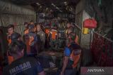 Petugas memasukkan logistik bantuan untuk korban gempa bumi Turki ke dalam pesawat Hercules C-130 TNI AU di Lanud Halim Perdanakusuma, Jakarta, Sabtu (11/2/2023). TNI Angkatan Udara menyiapkan dua pesawat yaitu jenis Boeng 737 dan pesawat Hercules C-130 yang akan mengangkut logistik dan personel untuk membantu proses operasi SAR korban gempa di Turki. ANTARA FOTO/Galih Pradipta/wsj.