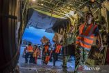 Petugas memasukkan logistik bantuan untuk korban gempa bumi Turki ke dalam pesawat Hercules C-130 TNI AU di Lanud Halim Perdanakusuma, Jakarta, Sabtu (11/2/2023). TNI Angkatan Udara menyiapkan dua pesawat yaitu jenis Boeng 737 dan pesawat Hercules C-130 yang akan mengangkut logistik dan personel untuk membantu proses operasi SAR korban gempa di Turki. ANTARA FOTO/Galih Pradipta/wsj.