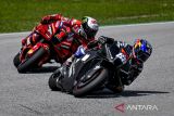 Pembalap RNF MotoGP Team Miguel Oliveira (depan) dan pembalap Ducati Lenovo Team Francesco Bagnaia memacu kecepatan sepeda motornya pada sesi tes pramusim MotoGP 2023 di Sepang International Circuit, Malaysia, Sabtu (11/2/2023). ANTARA FOTO/Gigi Soldano-Panoramic via Reuters/aww.