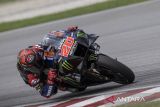Pembalap Monster Energy Yamaha MotoGP Fabio Quartararo memacu kecepatan sepeda motornya pada sesi tes pramusim MotoGP 2023 di Sepang International Circuit, Malaysia, Sabtu (11/2/2023). ANTARA FOTO/Gigi Soldano-Panoramic via Reuters/aww.