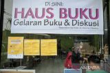 Pengunjung mengamati koleksi buku pada pameran haus buku di Perpustakaan Ajip Rosidi, Bandung, Jawa Barat, Minggu (12/2/2023). Pameran yang memamerkan koleksi buku sejarah, fiksi, ilmiah dan surat-surat dari pengarang tersebut digelar untuk meningkatkan minat baca masyarakat ditengah disrupsi digital. ANTARA FOTO/Raisan Al Farisi/agr