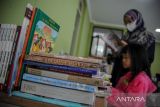 Pengunjung mengamati koleksi buku pada pameran Haus Buku di Perpustakaan Ajip Rosidi, Bandung, Jawa Barat, Minggu (12/2/2023). Pameran yang memamerkan koleksi buku sejarah, fiksi, ilmiah dan surat-surat dari pengarang tersebut digelar untuk meningkatkan minat baca masyarakat ditengah disrupsi digital. ANTARA FOTO/Raisan Al Farisi/agr