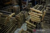 Perajin menyelesaikan produksi angklung di Saung Angklung Udjo, Bandung, Jawa Barat, Minggu (12/2/2023). Saung angklung udjo tengah memproduksi puluhan ribu angklung untuk kebutuhan pemecahan rekor dunia bermain angklung bersama serta orkestra yang rencananya akan dilaksanakan pada awal tahun 2023. ANTARA FOTO/Raisan Al Farisi/agr
