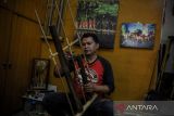 Perajin menyelesaikan produksi angklung di Saung Angklung Udjo, Bandung, Jawa Barat, Minggu (12/2/2023). Saung angklung udjo tengah memproduksi puluhan ribu angklung untuk kebutuhan pemecahan rekor dunia bermain angklung bersama serta orkestra yang rencananya akan dilaksanakan pada awal tahun 2023. ANTARA FOTO/Raisan Al Farisi/agr
