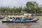 Sejumlah pengunjung menaiki perahu bermesin (kelotok) wisata di kawasan Wisata Menara Pandang, Banjarmasin, Kalimantan Selatan, Minggu (12/2/2023). Pemprov Kalsel melalui Kepala Dinas Pariwisata M Syarifuddin menargetkan kunjungan wisata di Kalsel pada tahun 2023 Kalsel naik melebihi 11,2 juta orang karena didukung keputusan Kementerian Pariwisata dan Ekonomi kreatif RI yang menetapkan Kalsel adalah salah satu dari lima penyelenggaraan event pariwisata bernuansa kebudayaan yang masuk daftar Karisma Event Nusantara tahun 2023. ANTARA/Bayu Pratama S.