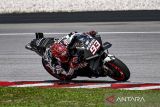 Pembalap Repsol Honda Team Marc Marquez memacu kecepatan sepeda motornya pada sesi tes pramusim MotoGP 2023 di Sepang International Circuit, Malaysia, Sabtu (11/2/2023). ANTARA FOTO/Gigi Soldano-Panoramic via Reuters/aww.