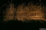 Komunitas fotografi GeoAceh memainkan kreasi lukisan cahaya (light painting) di pantai wisata Kutaraja, Banda Aceh, Aceh, Minggu (12/2/2023). Light painting merupakan kreasi foto dengan menggunakan kecepatan rana (shutter speed) lambat hingga dapat merekam garis cahaya yang dibuat dengan berbagai bentuk. Antara Aceh/Irwansyah Putra.