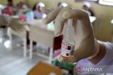 Petugas kesehatan bersiap memberikan tetesan  vaksin polio (Oral Poliomyelitis Vaccine) type 2 kepada pelajar  di Sekolah Dasar Negeri 7, Banda Aceh, Aceh, Kamis (13/2/2023). Pemerintah provinsi Aceh menggelar vaksin polio tahap dua secara serentak di sejumlah kabupaten/kota  dengan target capaian sebanyak 1,2 juta anak pada tahaun 2023. ANTARA FOTO/Ampelsa.