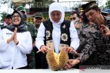 Gubernur Jawa Timur Khofifah Indar Parawansa (Tengah) membelah durian saat Festival Durian Sumberasri di Blitar, Jawa Timur, Minggu (12/2/2023). Festival tahunan yang diselenggarakan warga desa setempat yang sebagian besar merupakan petani durian tersebut selain untuk mempromosikan durian lokal, juga diharapkan bisa menjadi daya tarik pariwisata baru yang dapat berpengaruh langsung pada penigkatan ekonomi masyarakat. ANTARA Jatim/Irfan Anshori/zk 