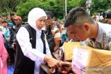 Gubernur Jawa Timur Khofifah Indar Parawansa (kiri) memberikan bantuan kepada korban terdampak banjir bandang di Desa Kalisat, Ijen, Bondowoso, Jawa Timur, Senin (13/2/2023). Kunjungan Khofifah tersebut untuk memastikan penanganan korban banjir bandang seperti layanan dapur umum, layanan kesehatan dan persiapan relokasi. ANTARA Jatim/Budi Candra Setya/zk