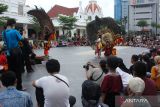 Warga menyaksikan dua Dadak Merak beraksi saat pertunjukan kesenian Reog di Alun-Alun Surabaya, Jawa Timur, Sabtu (11/2/2023). Pertunjukan gratis yang bisa dinikmati warga itu digelar oleh Pemkot Surabaya sekaligus sebagai upaya melestarikan kesenian Reog. ANTARA Jatim/Didik Suhartono/zk 