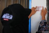Petugas Pemutakhiran Data Pemilih (Pantarlih) menempelkan stiker coklit seusai pendataan di Desa Pasar Aceh, Kecamatan Johan Pahlawan, Aceh Barat, Aceh, Senin (13/2/2023). Pencocokan dan penelitian (COKLIT) data pemilih untuk Pemilu 2024 yang dilaksanakan serentak di seluruh Indonesia sejak 12 Februari sampai 14 Maret 2023 tersebut bertujuan untuk mencocokkan secara detail data pemilih yang ada di KPU/KIP Kabupaten dengan data pemilih asli di lapangan untuk mengantisipasi ketidaksesuaian data agar pelaksanaan Pemilu 2024 dapat berjalan sesuai dengan amanah undang-undang. Antara Aceh /Syifa Yulinnas